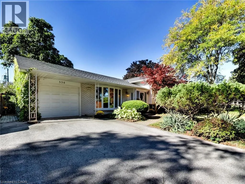 558 PARKSIDE Crescent