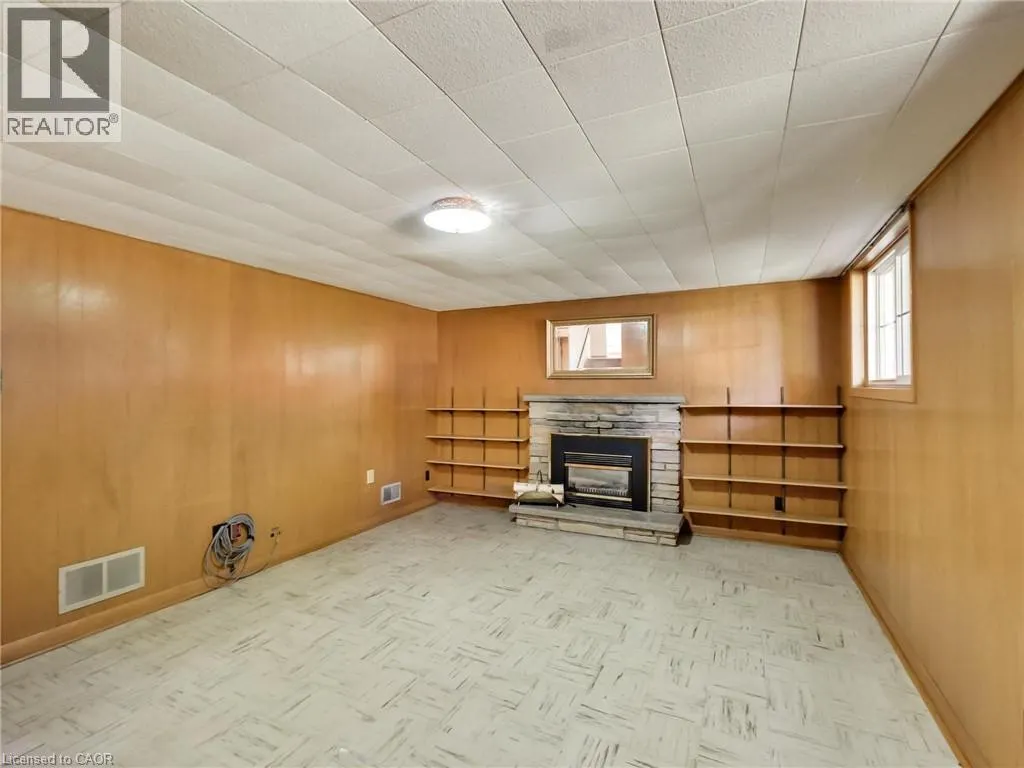 558 PARKSIDE Crescent