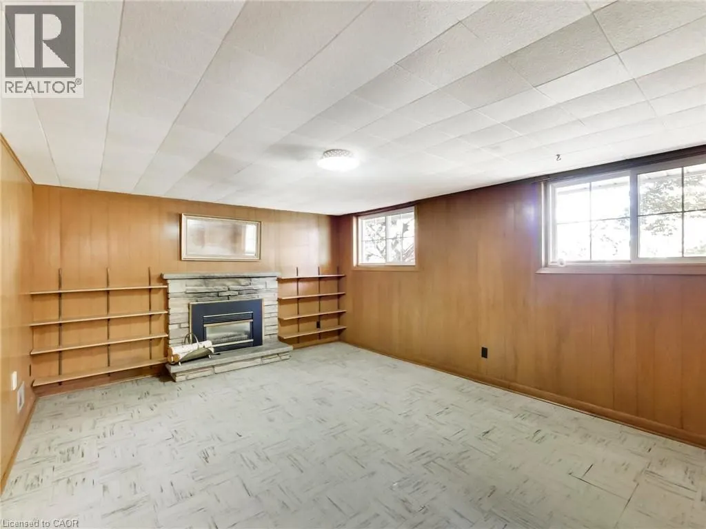 558 PARKSIDE Crescent