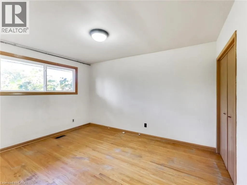 558 PARKSIDE Crescent