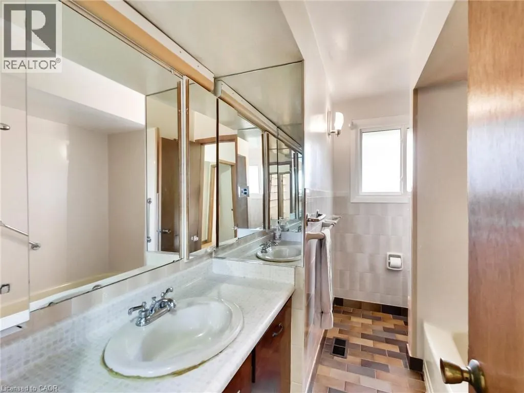 558 PARKSIDE Crescent