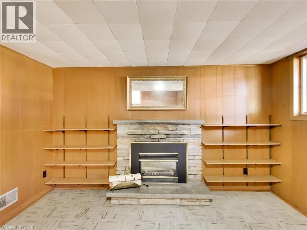 558 PARKSIDE Crescent