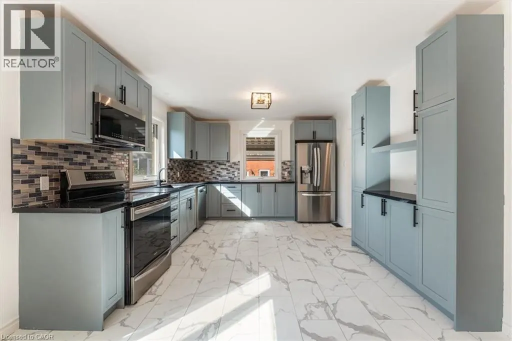 106 SIMCOE Street E