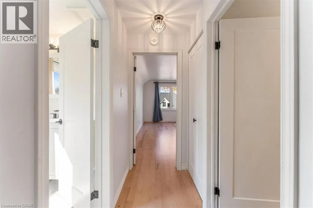 106 SIMCOE Street E