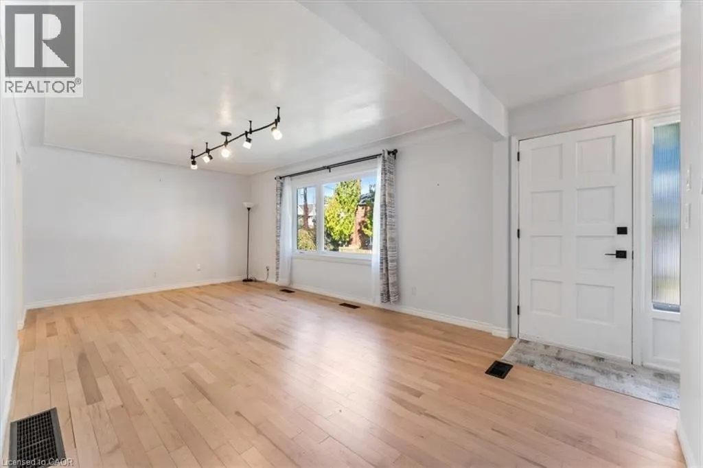106 SIMCOE Street E