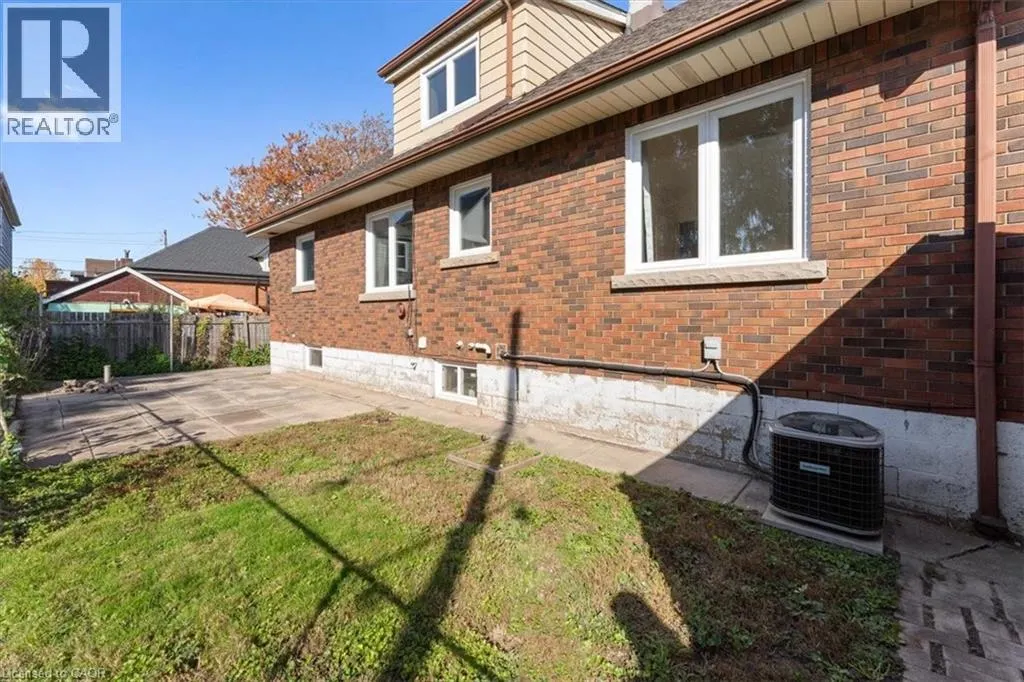 106 SIMCOE Street E