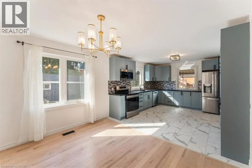 106 SIMCOE Street E