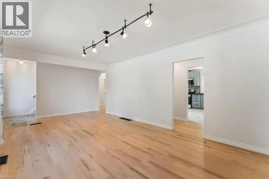 106 SIMCOE Street E