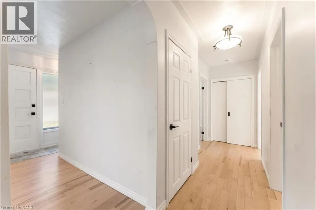 106 SIMCOE Street E