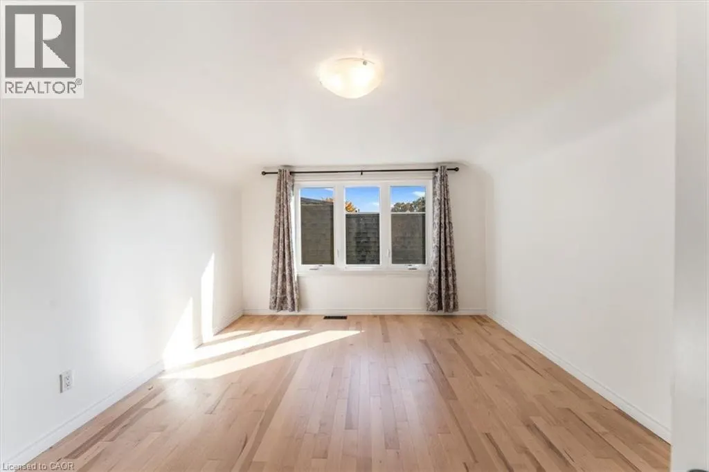 106 SIMCOE Street E