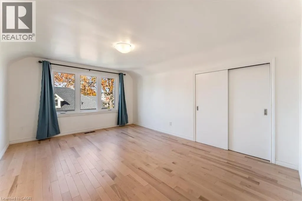 106 SIMCOE Street E