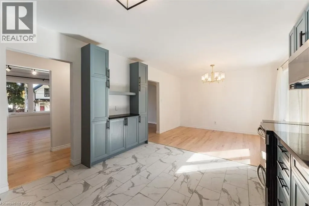 106 SIMCOE Street E