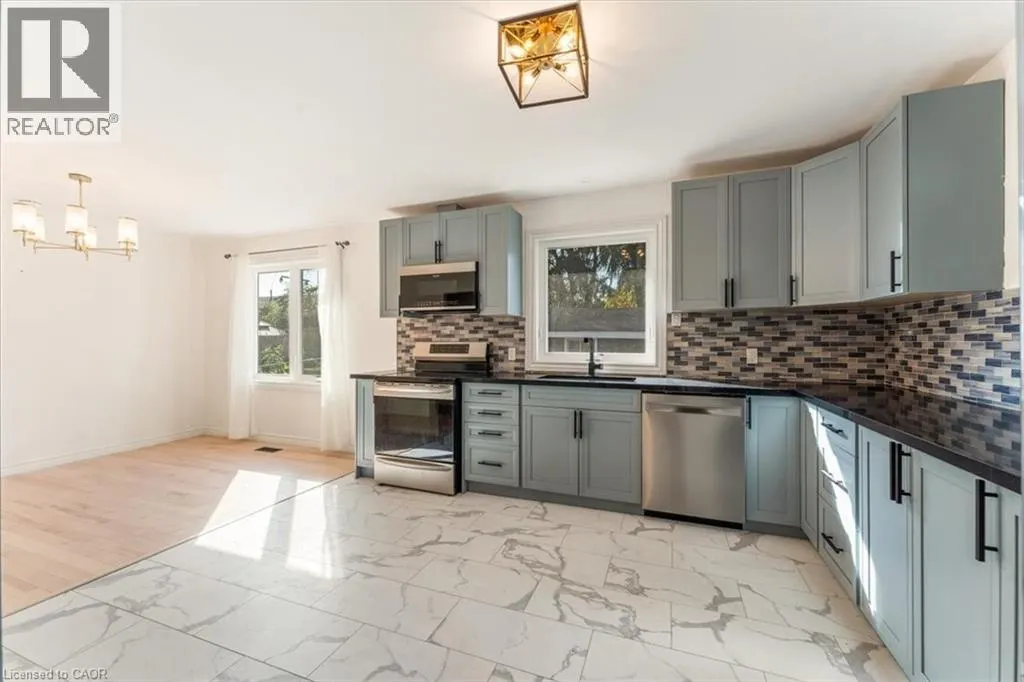 106 SIMCOE Street E