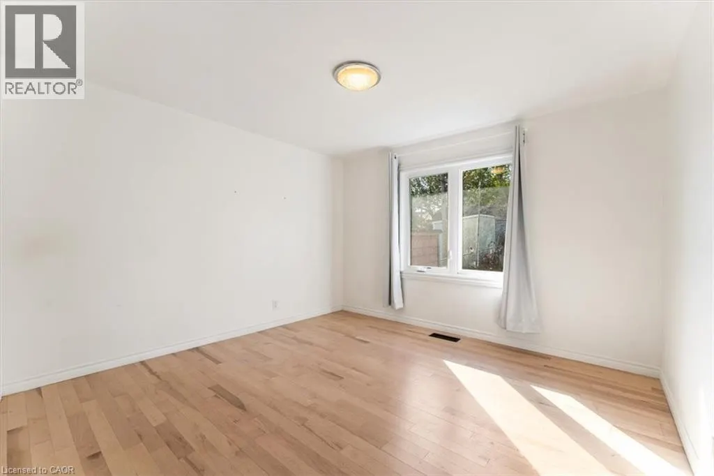 106 SIMCOE Street E