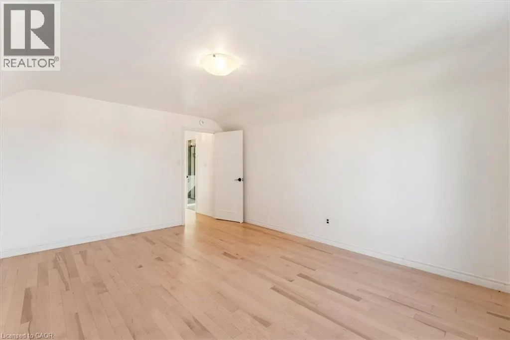 106 SIMCOE Street E