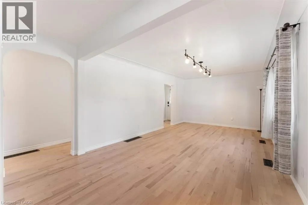 106 SIMCOE Street E