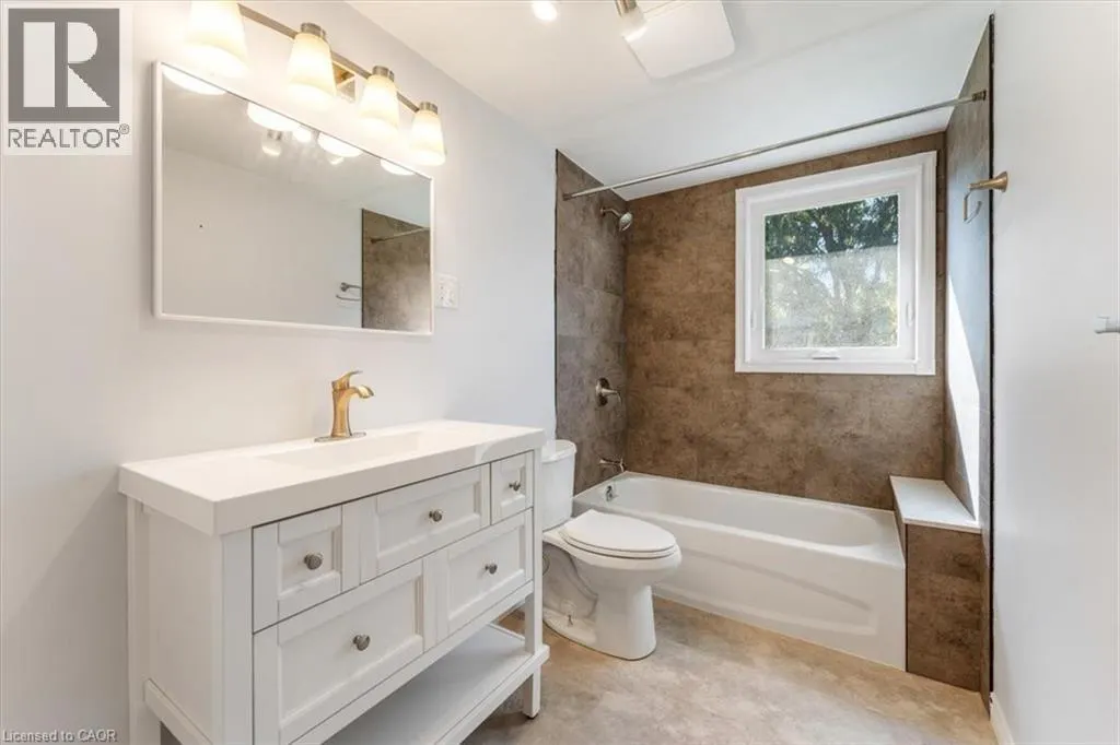106 SIMCOE Street E