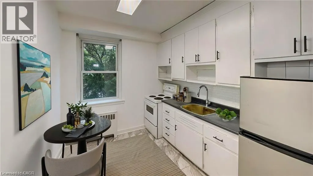 4 ROBINSON Street Unit# 7, #7
