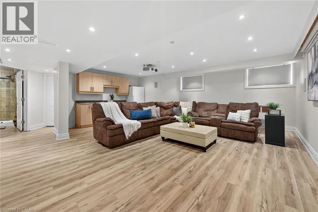 8 BLACKBURN Court