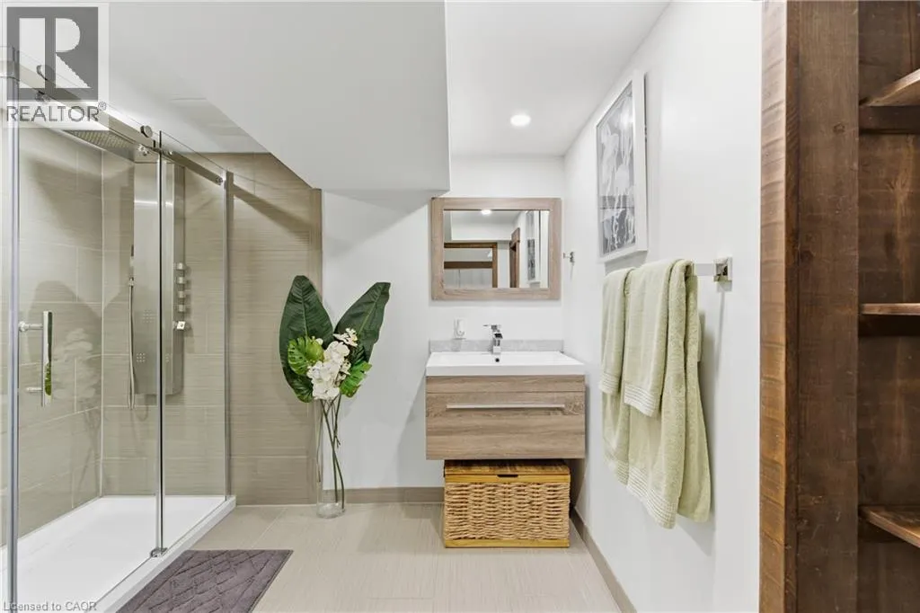 23 GLENGROVE Avenue
