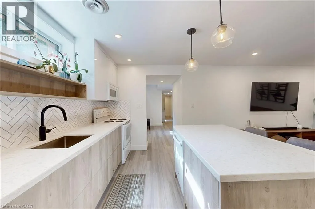 28 DUNSMORE Gardens