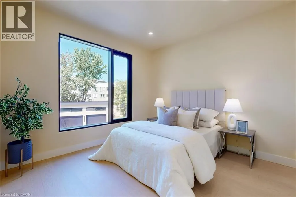 28 DUNSMORE Gardens