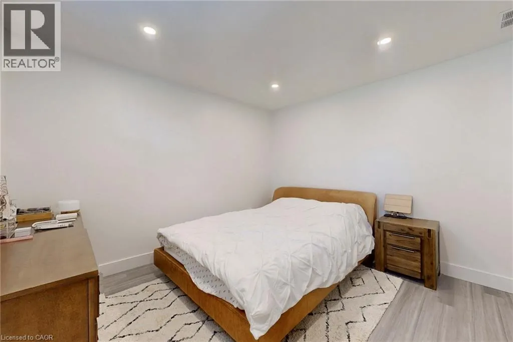 28 DUNSMORE Gardens
