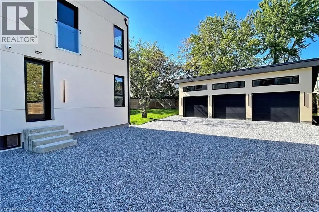 28 DUNSMORE Gardens