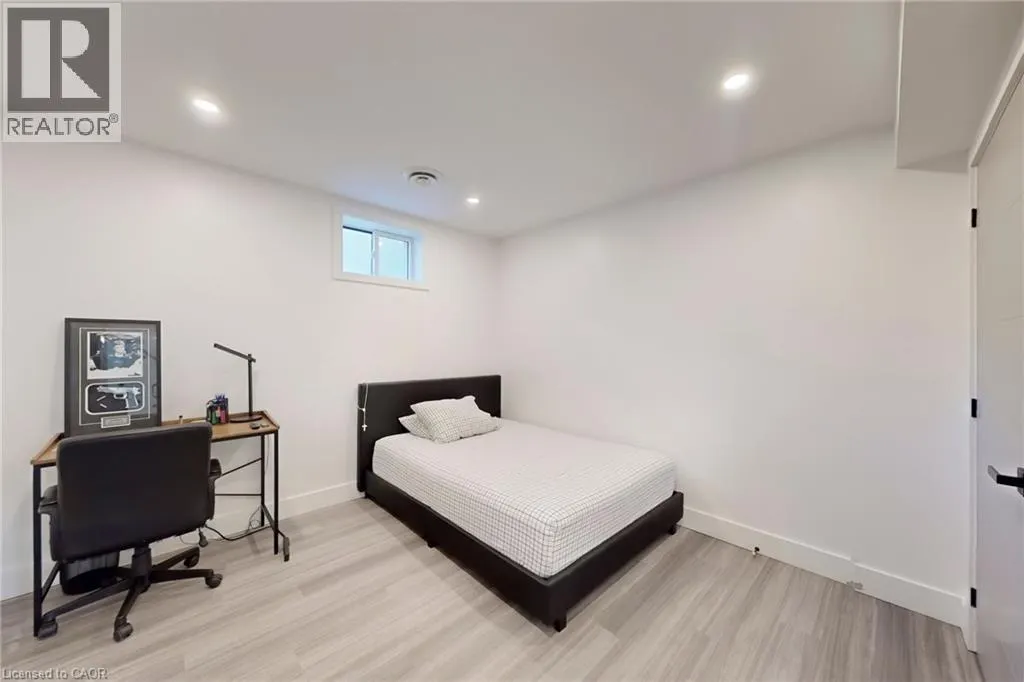 28 DUNSMORE Gardens