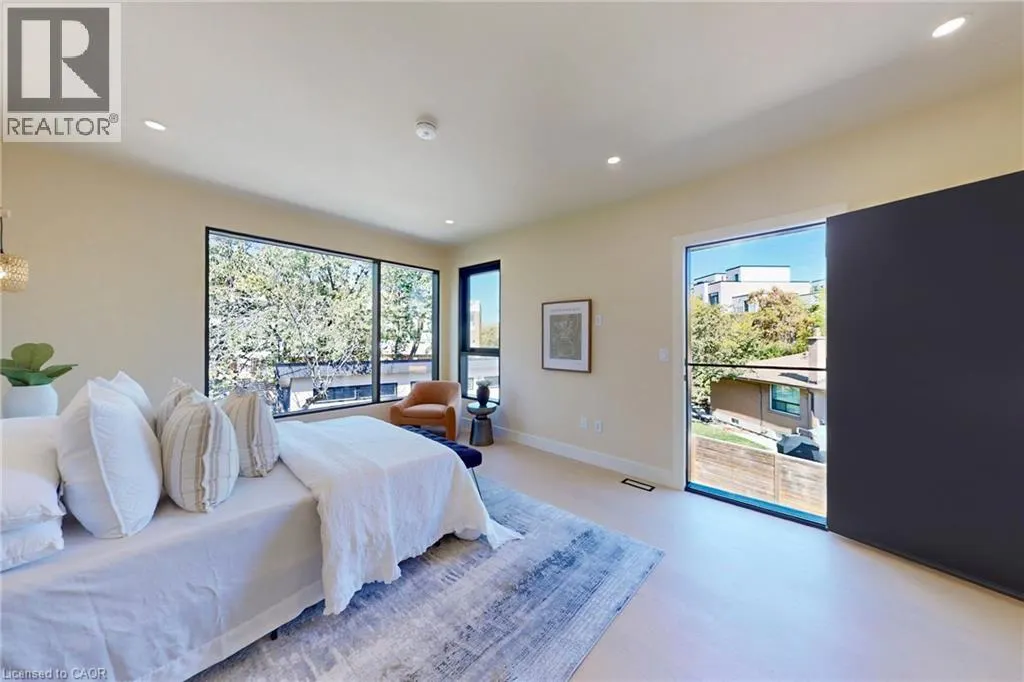 28 DUNSMORE Gardens