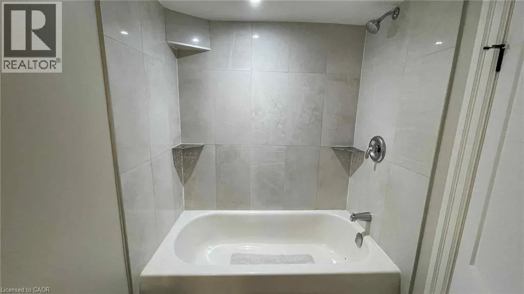 123 ROBINSON Street Unit# 4, #4