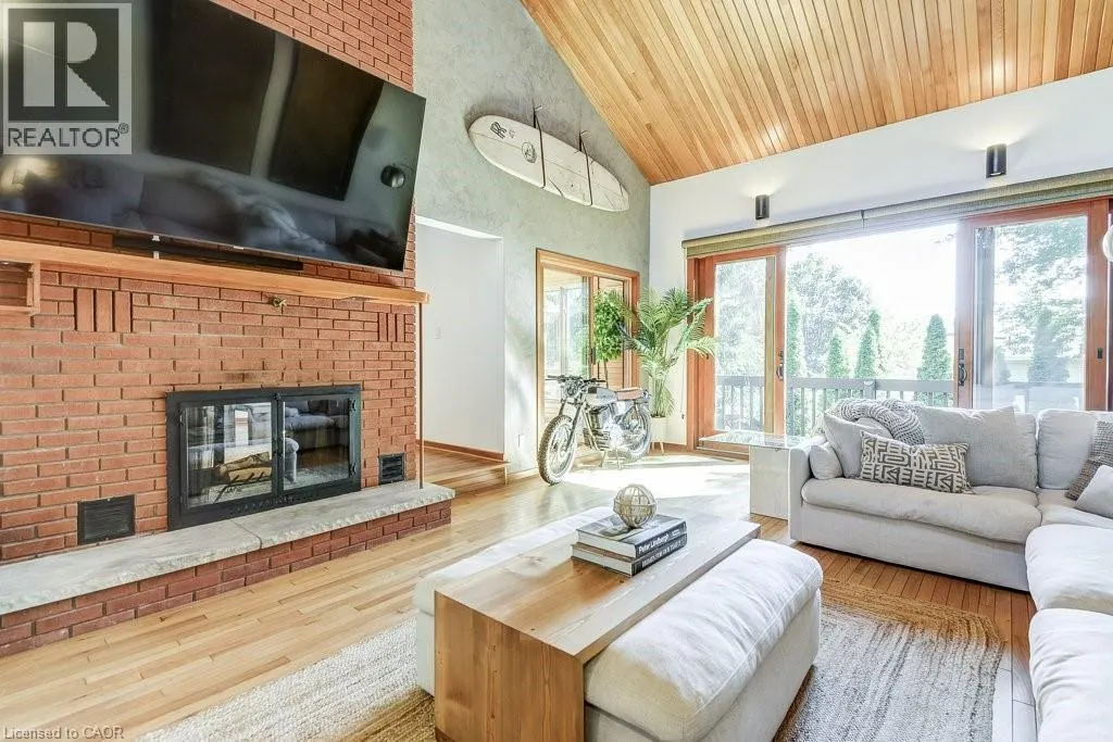 9 FORESTHILL Crescent