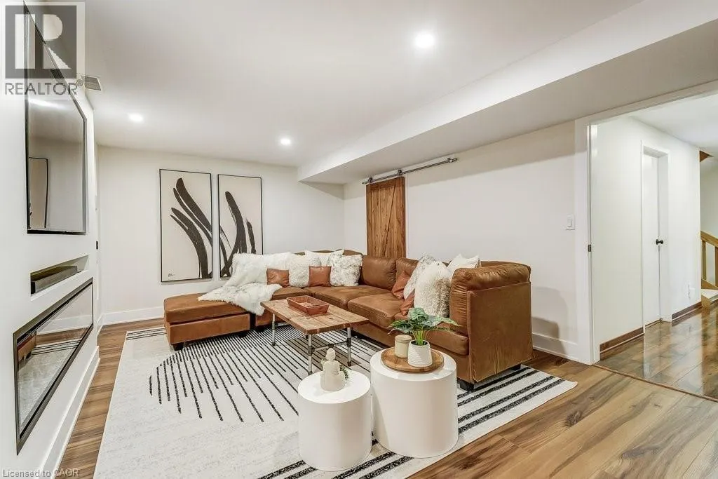 9 FORESTHILL Crescent