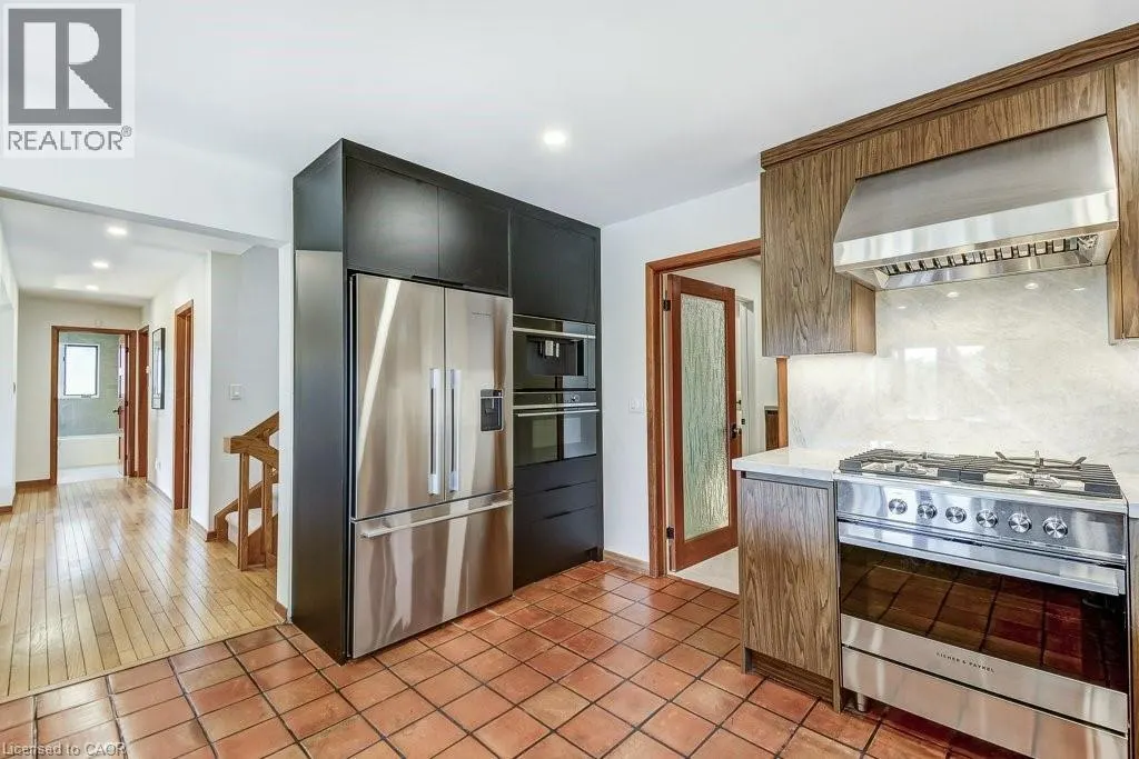 9 FORESTHILL Crescent