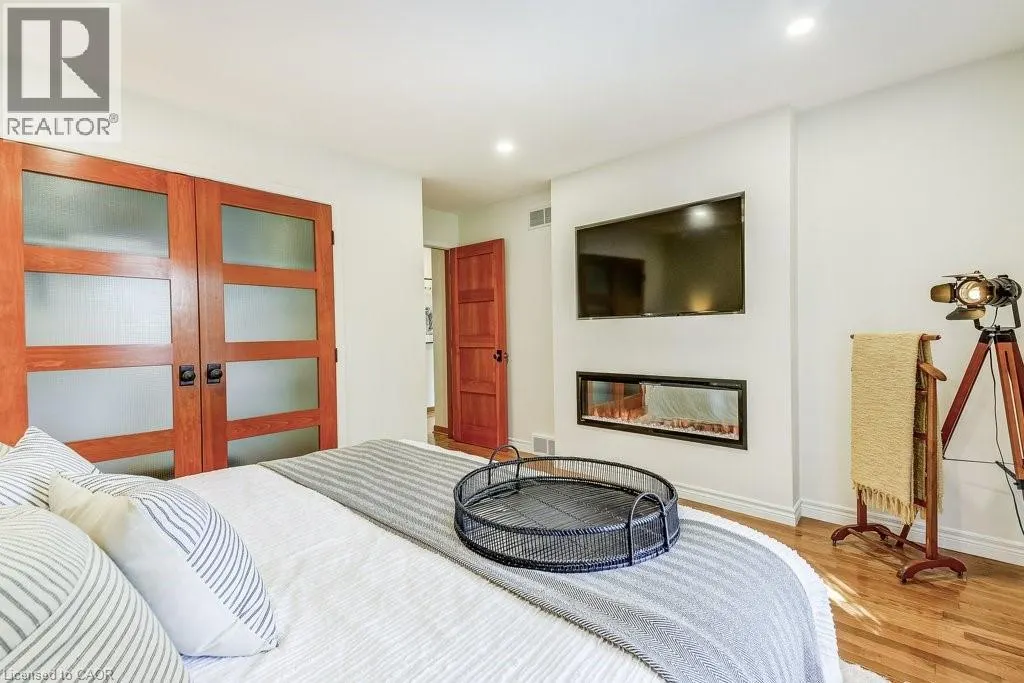 9 FORESTHILL Crescent