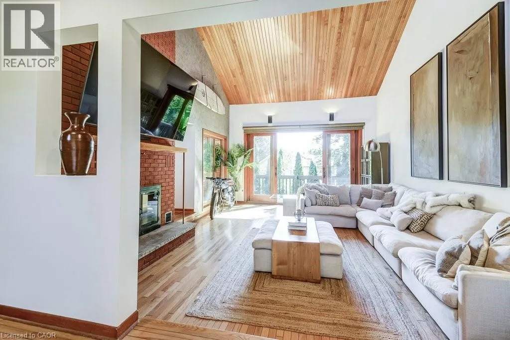 9 FORESTHILL Crescent