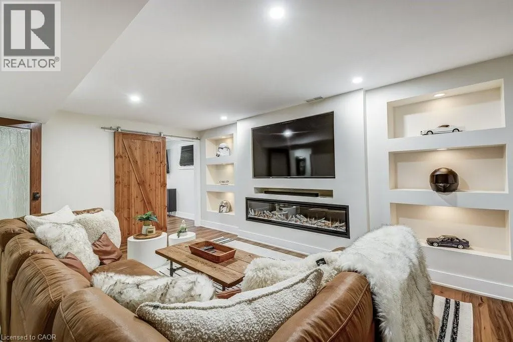 9 FORESTHILL Crescent