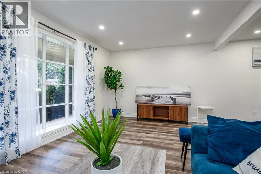 389 DUNVEGAN Drive
