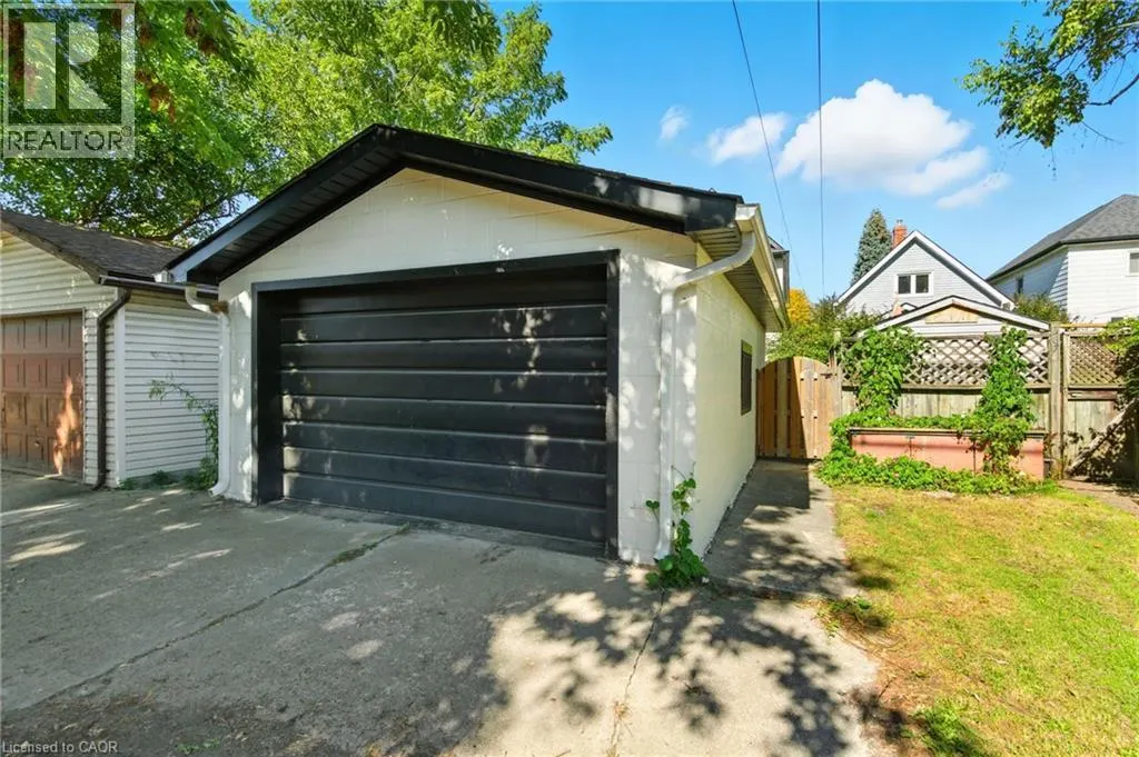 369 CHARLTON Avenue W