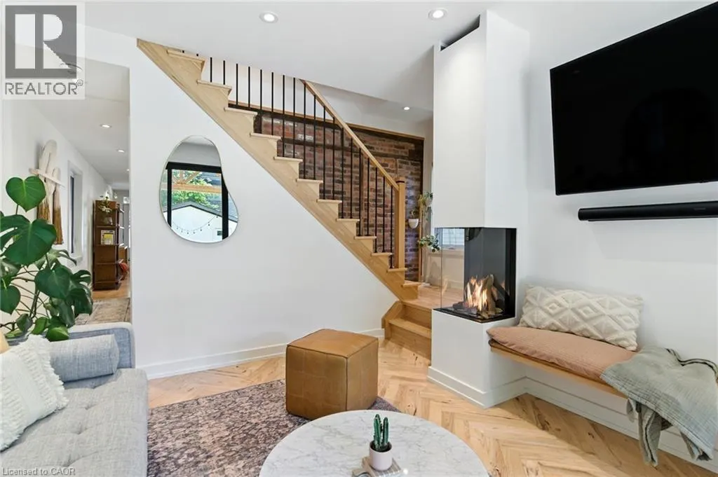 369 CHARLTON Avenue W