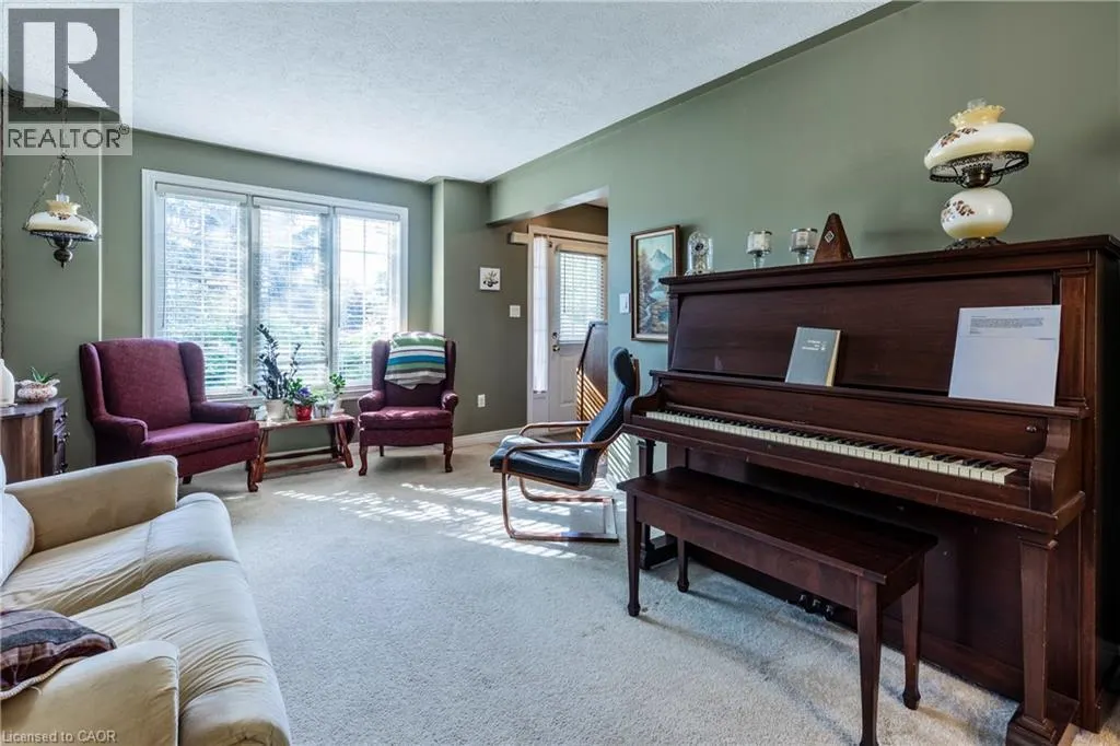 33 OAK Crescent