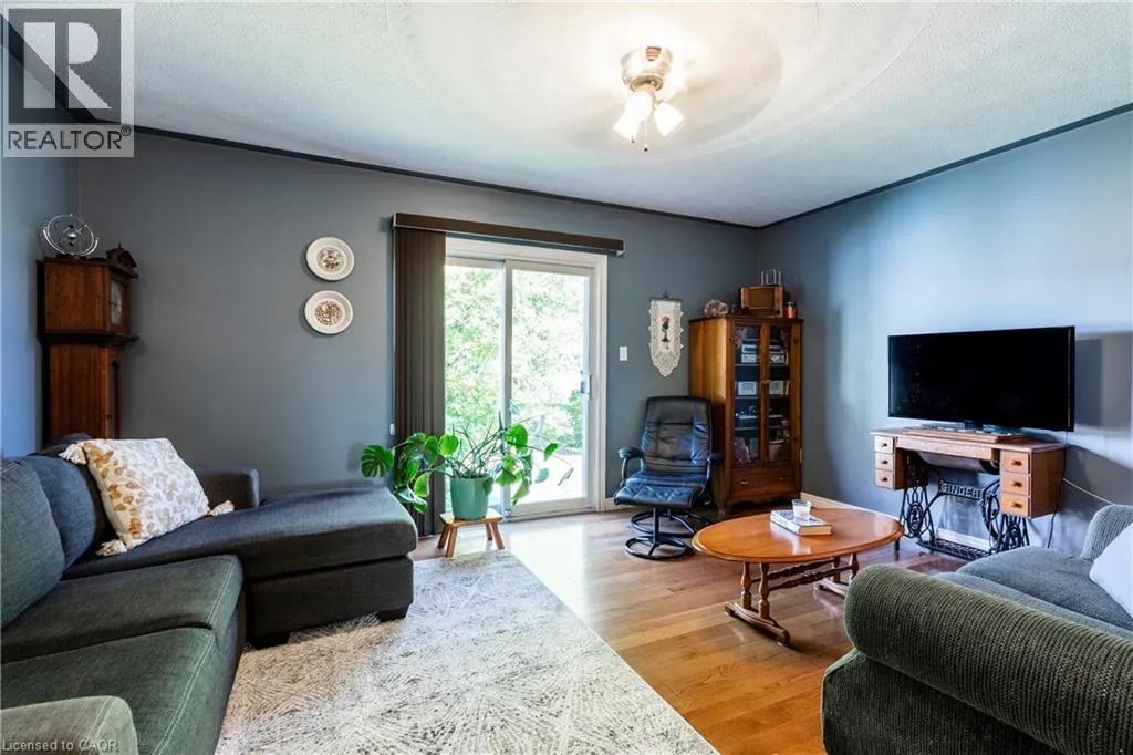 33 OAK Crescent