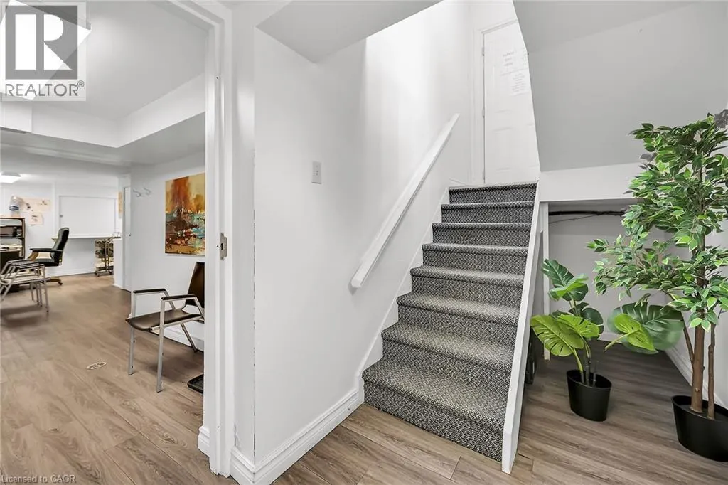 866 MAIN Street E