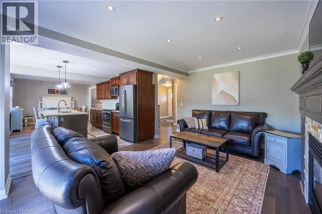 22 FALLS Crescent
