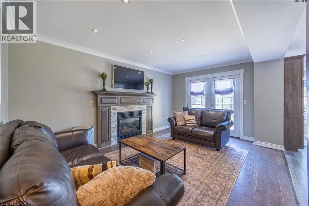 22 FALLS Crescent