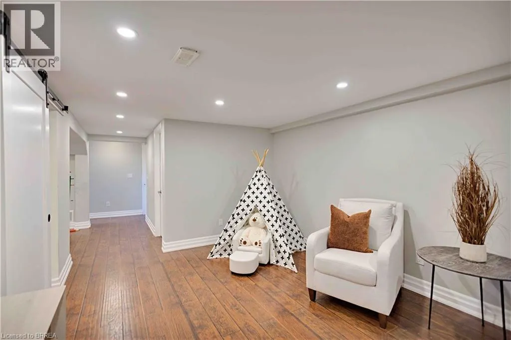 32 HILLIER Crescent