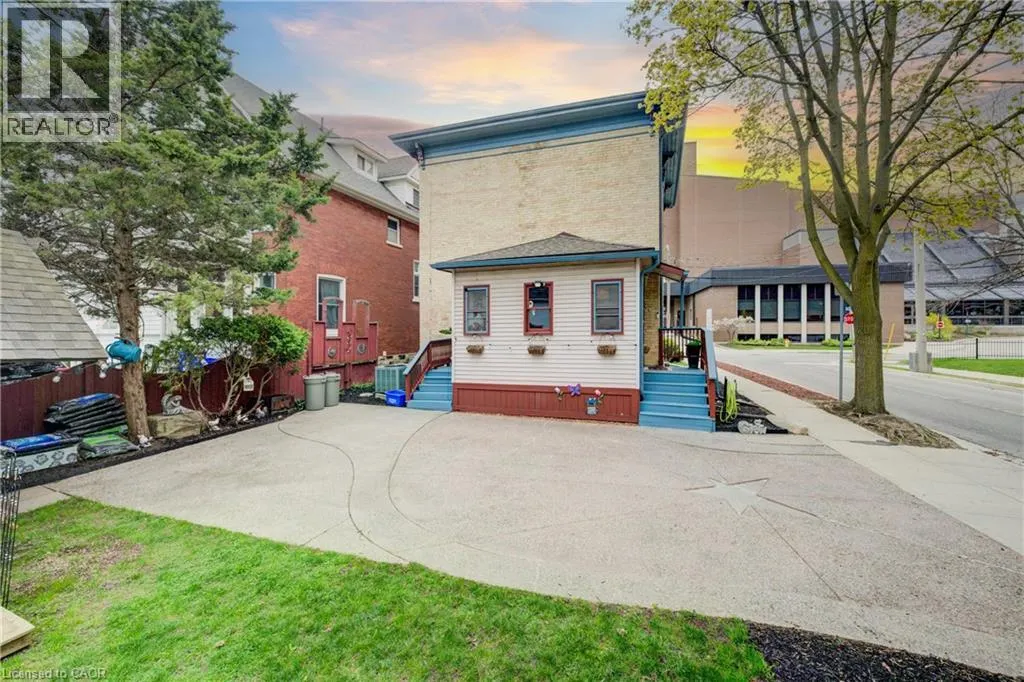 32 ELLEN Street E