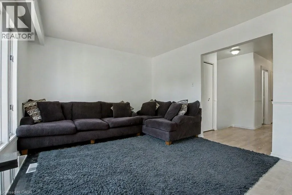 125 INGLESIDE Drive