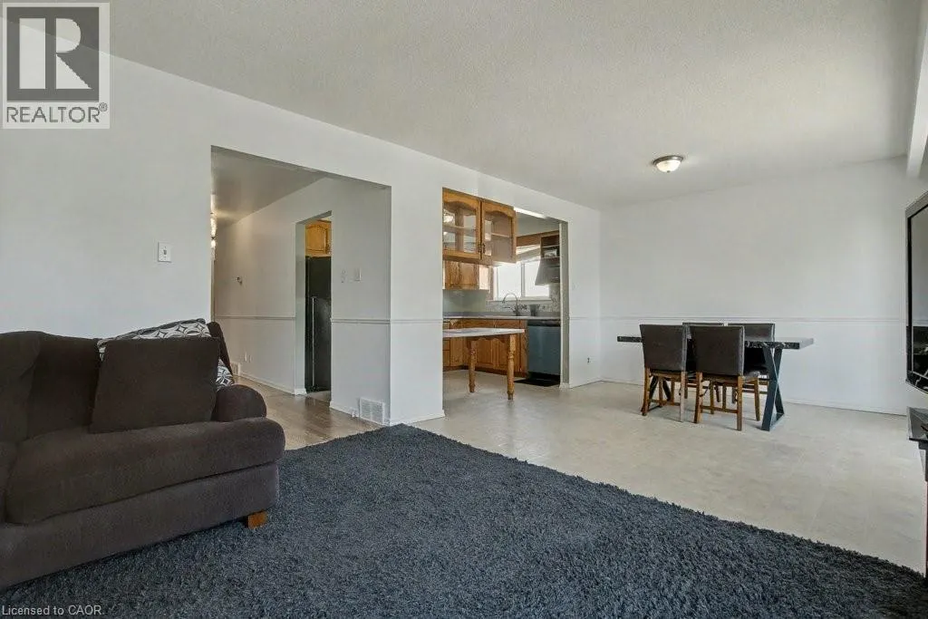 125 INGLESIDE Drive