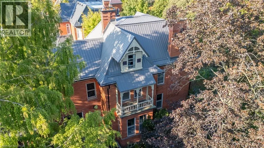 105 VANSITTART Avenue